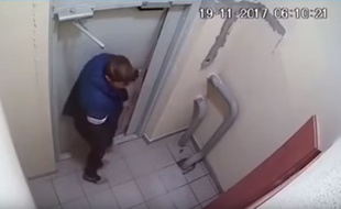 Un homme alcoolisé a tenté d'ouvrir une porte pendant trois heures avant de comprendre qu'il suffisait d'appuyer sur un bouton.