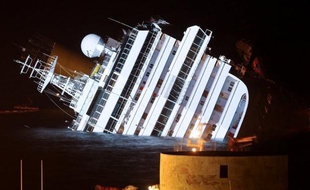 Le corps sans vie d'un passager du Costa Concordia a été répéré dans la nuit de lundi à mardi dans l'épave du navire de croisière, portant à sept le bilan provisoire des victimes du naufrage devant l'île du Giglio en Toscane, affirme le site internet du journal La Stampa.