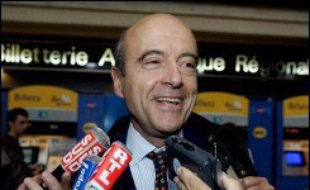 La majorité municipale UMP-UDF-DVD de Bordeaux a démissionné lundi pour permettre à Alain Juppé de retrouver son fauteuil de maire à la faveur d'une élection municipale anticipée à l'issue de sa période d'inéligibilité, a annoncé le maire de Bordeaux.