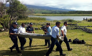 La police porte un débris d'avion non identifié retrouvé sur la côte de Saint-André de la Réunion, le 29 juillet 2015