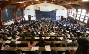 A partir de mardi et jusqu'au 11 avril, deux millions d'étudiants sont appelés à élire leurs représentants aux conseils d'administration des Crous, un scrutin qui est aussi l'occasion, pour les syndicats, de mesurer leur poids, deux ans après le vote de 2006 confus et contesté.