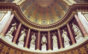 Vue arrière du petit hémicycle au Sénat, à Paris.