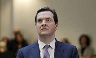 Le ministre britannique des Finances George Osborne, à l'origine d'une refonte controversée des aides sociales, était critiqué vendredi pour s'être garé sur une place réservée aux personnes handicapées.