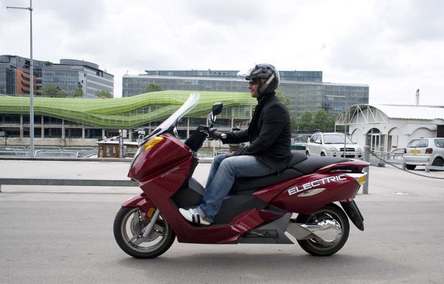 Paris : La ruée vers les scooters électriques à l'heure du stationnement payant