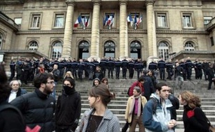 La cour d'appel de Paris a ordonné mardi la remise en liberté de trois des cinq jeunes incarcérés dans l'affaire des sabotages des lignes TGV, un "premier pas" salué par leur avocate, Me Irène Terrel.