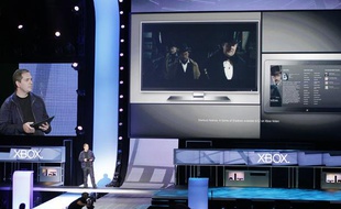 Marc Whitten, le président de Xbox live, présente le XBox SmartGlass au E3 de Los Angeles, le 4 juin 2012.