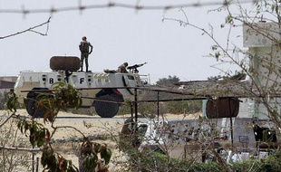 Des soldats égyptiens montent la garde à la frontière avec Israël et la bande de Gaza, le 6 août 2012.