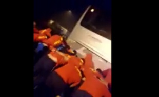 Les joueurs de l'Usap on poussé leur autocar tombé en panne sur une aire d'autoroute entre Bordeaux et Toulouse