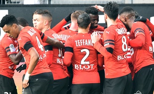 Les Rennais félicitent l'attaquant M'Baye Niang qui a ouvert le score d'une tête puissante face à Saint-Etienne.