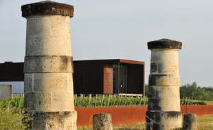 Le château La Tour de Bessan, à Cantenac dans le Médoc, a été restructuré en partie par l'architecte toulousain Vincent Defos du Rau.