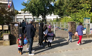 A la sortie de l'école publique élémentaire Gustave-Roch, à Nantes.