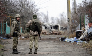 Des soldats ukrainiens à la frontière avec la Russie près de la ville de Shyrokyne