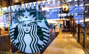 Logo de Starbucks à New York, le 10 novembre 2015