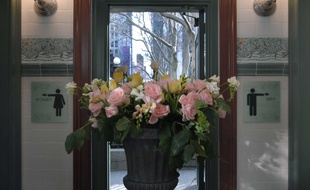 Musique classique et fleurs fraîches, les toilettes publiques les plus chics de New York ont rouvert fin avril dans le jardin public de Bryant Park.