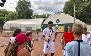 Jo-Wilfried Tsonga délivre ses conseils aux plus jeunes lors de son camp annuel à Lyon.