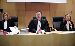Le président du tribunal correctionnel de Rennes Nicolas Leger (au centre) et ses deux assesseurs à l'ouverture du procès des policiers mis en cause dans la mort de Zyed et Bouna, à Clichy-sous-Bois en 2005