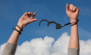 Illustration d'une personne se libérant de ses menottes. L'addictions est souvent présentée comme une passion subversive alors qu'elle enferme et limite la liberté de la personne malade.