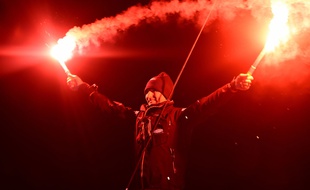 Jérémie Beyou fêtent son arrivée aux Sables d'Olonne le 23 janvier 2017.