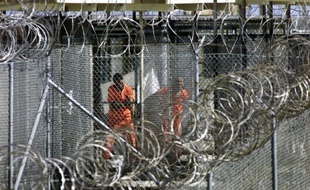 Dix ans après avoir accueilli ses premiers détenus, la très controversée prison de Guantanamo compte encore 171 hommes, malgré les promesses du président américain Barack Obama de la fermer, et reste pour beaucoup le symbole d'atteintes aux droits de l'Homme.