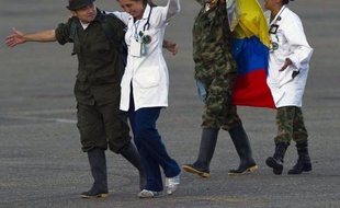 Les Colombiens ont unanimement salué mardi la libération des derniers militaires otages des Farc comme un premier pas vers la paix, exigeant que la guérilla relâche les civils encore séquestrés, principal obstacle sur le chemin d'une réconciliation nationale.