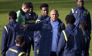 Antoine Kombouaré avec son groupe lors d'un entraînement.