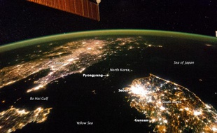 Sur cette image prise de la Station spatiale internationale, la Corée du Sud semble être une île au large de la Chine.