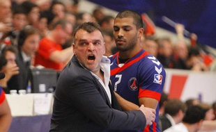 L'entraîneur du PSG Hand, Philippe Gardent avec son joueur Nicolas Claire, lors d'un match contre Ivry le 24 novembre 2012.