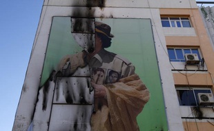 Un portrait géant endommagé de Mouammar Kadhafi à Tripoli (Libye), le 7 septembre 2011.