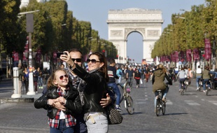 Une famille sur les Champs-Élysées lors de la journée sans voiture