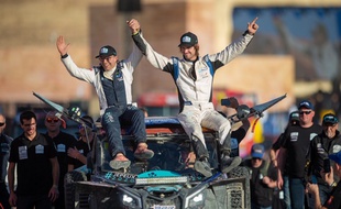 Axel Alletru célèbre sa victoire sur le Dakar 2020.