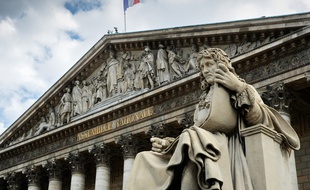 La statue de Colbert devant l'Assemblée Nationale.