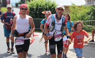 Sébastien B. (à gauche) a passé la ligne d'arrivée de la Montagn'hard en dernière position dimanche, après plus de 33h d'effort.