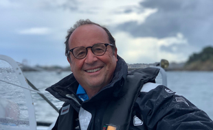 François Hollande a fait une virée en mer vendredi après-midi à bord du du Multi50 Solidaires En Peloton-ARSEP.