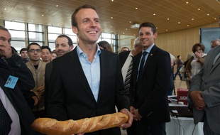 Emmanuel Macron pose avec une baguette de pain à Bercy pendant les Journées du Patrimoine le 19 septembre 2005.