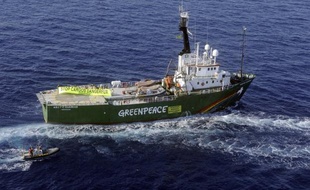 Un bateau de Greenpeace, qui devait accoster à un quai accessible au public du port de Boulogne-sur-Mer (Pas-de-Calais), ville du ministre de la Pêche Frédéric Cuvillier, a finalement été redirigé vers un quai inaccessible à la population "pour maintenir l'ordre public", a-t-on appris lundi de sources concordantes.