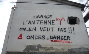Les slogans ont fleuri dans le quartier toulousain du Grand Selve contre l'implantation d'une antenne-relais à Launaguet.