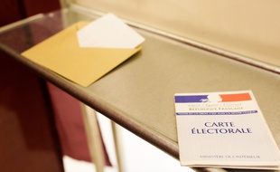 Dans l'isoloir, carte électorale et enveloppe prête à voter pour le second tour des élections cantonnales. 27/03/11 Toulouse
