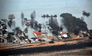 Plus de deux ans après la tempête Xynthia, qui a fait 47 morts, la Cour des comptes épingle jeudi le "caractère précipité" des rachats par l'Etat d'habitations dans les zones classées les plus dangereuses, ce qui a entraîné des dépenses "redondantes et inutiles".