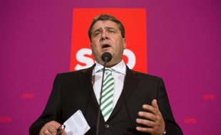 Les sociaux-démocrates allemands ont décidé vendredi soir d'entamer des discussions avec les conservateurs d'Angela Merkel en vue de former éventuellement un gouvernement de "grande coalition".