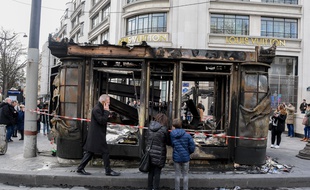 Un kiosque à journaux brûlé lors de l'acte 18 des "gilets jaunes", le 16 mars 2019.