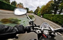 À moto, il roule à 221 km/h sur une route limitée à 80 km/h