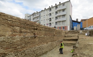 Le mur datant du XVIIIe siècle a été découvert sur les allées Charles-de-Fitte, à l'emplacement d'un ancien garage où sera construit des logements.