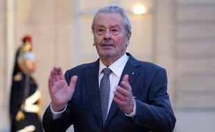 Alain Delon devrait recevoir une Palme d'honneur au Festival de Cannes.