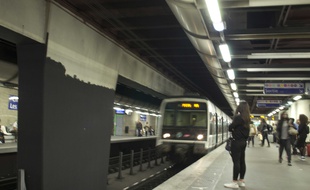 Le quai de la ligne du RER A à la station Châtelet-Les Halles.