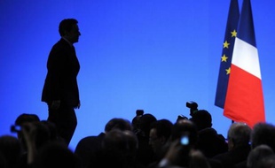 Au fur et à mesure de son discours totalement improvisé, le candidat a pris la relève du président. Pour fustiger le "bal des hypocrites" qui estiment qu'il faut "attendre l'Europe" pour instaurer une taxe sur les transactions financières. Ou encore le "spectacle parfois indécent" de ceux qui ont paru "se réjouir" de la dégradation de la note financière de la France.