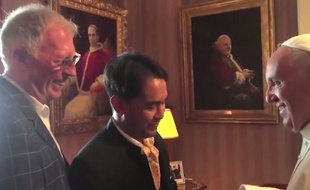Le pape François accueille un couple gay à l'ambassade du Vatican à Washington, le 23 septembre 2015.