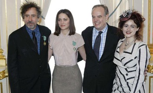 L'actrice Marion Cotillard et le réalisateur américain Tim Burton posent aux côtés de Frédéric Mitterrand, ministre de la Culture, après avoir été décorés Chavaliers des Arts et des Lettres au Ministère de la Culture, le 15 mars 2010. Tim Burton est accompagné de son épouse, l'actrice Helena Bonham Carter.