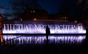 La devise de Paris affichée Place de la République le 10 janvier 2016