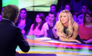 Enora Malagré présente «Derrière le poste» sur D8.
