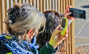Les surfaces lisses comme celles des téléphones sont celles où le coronavirus est le plus susceptibles de vivre longtemps